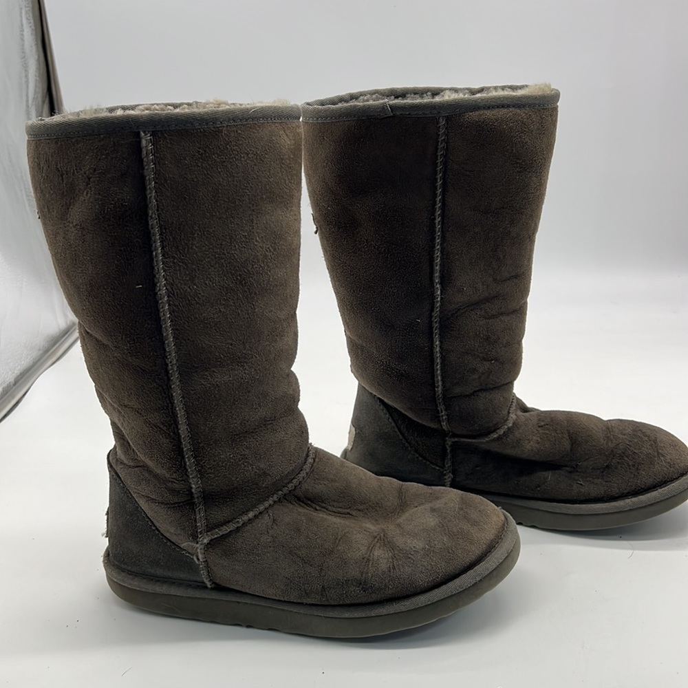 UGG Boots S/N 5815 Gray Suede Boots with Gray Sherling Lining size 7